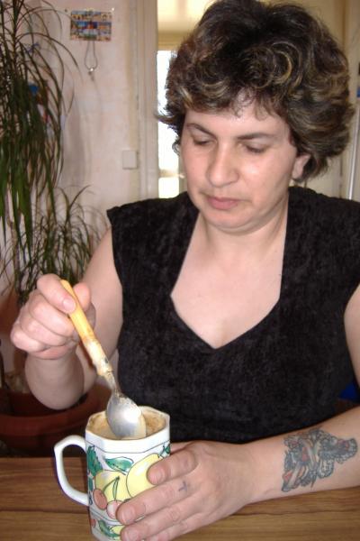 La ma�tresse des lieu remuant son caf�