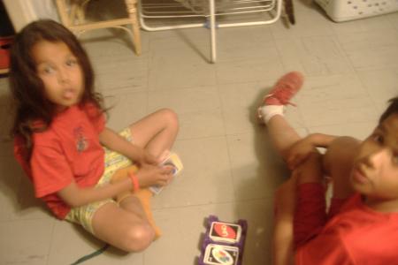 quand mes deux petits monstres jouent aux cartes