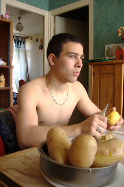 le d�habillage d'une pomme de terre