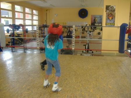 voici une soeur et un fr�re qui se cogne dessus 