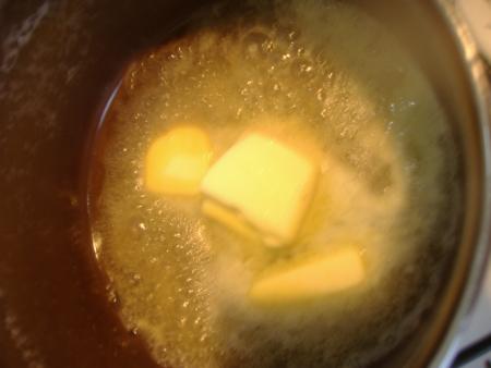 mettre le beurre dans une casserole et le faire fondre