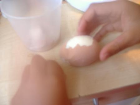 �caller les oeufs les d�poser sur une assiette en attendant