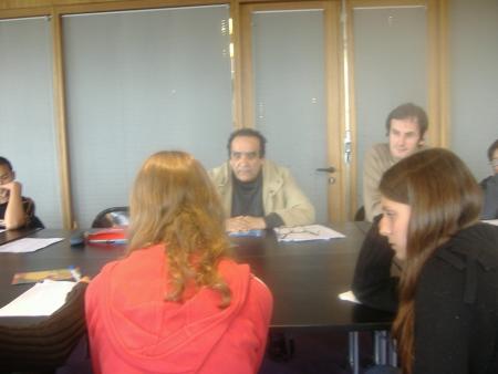 enface de la jeune fille de dos en rose l'�crivain 