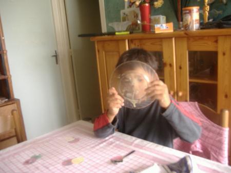 mon fils qui fait le petit chien on en perd pas une miette