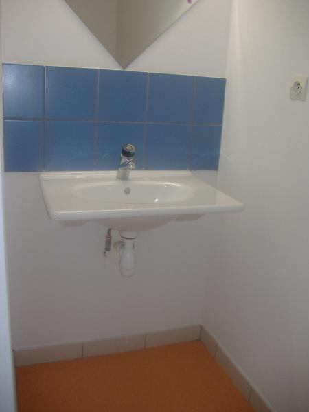 une salle de bain parmi temps d'autres