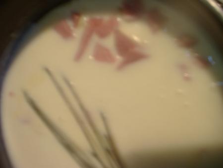 lorsque la sauce a �paissivous pouver ajouter le jambon pr�alablement coup� 