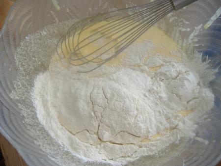 Ensuite incorporez la farine � cette preparation