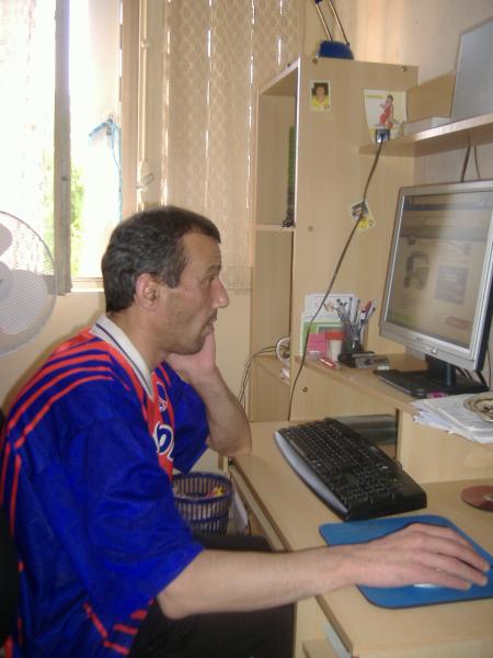 vla il ne le quitte plus des yeux