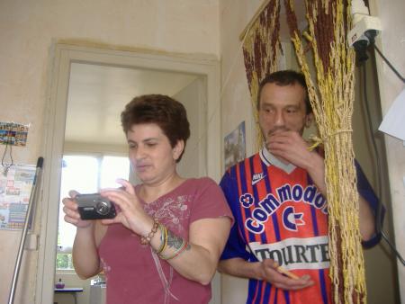 tous les deux nordine qui part vers son ordi