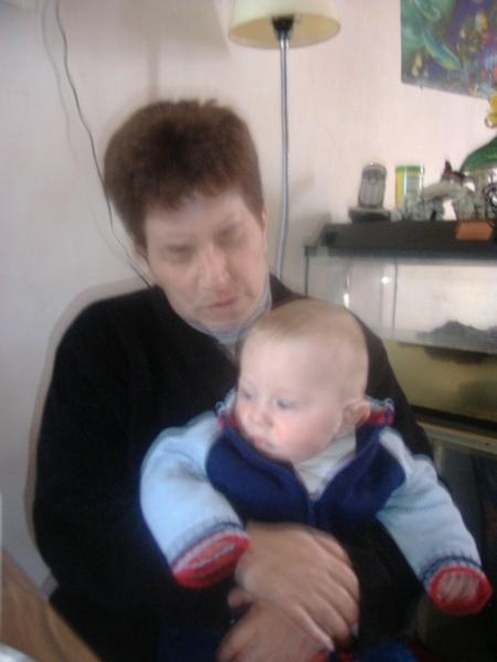 regardez la mamie elle le regarde et moi vl� m�me pas un sourire 