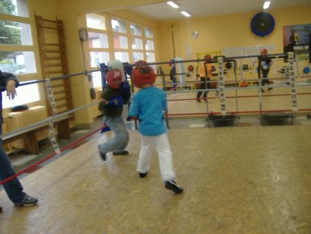 il tourne li cherche du regard