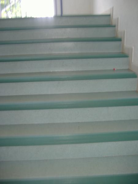 voici la deuxieme partie d'escalier qui descent au rezde- chauss�e