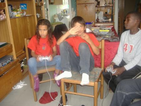 � fond et le pot qui regarde philippe se cacher