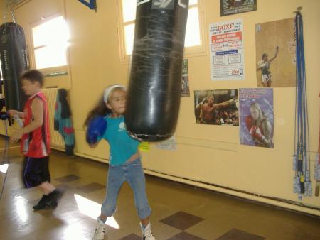 vl� ma fille qui tappe  h� oui  alex pratique la boxe