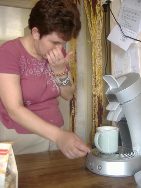 Al' occasion de sa nouvelle cafti�re patoch a invit�e son amie