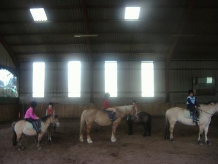 observez ce jeune homme il se d�brouille bien  c'est philippe 