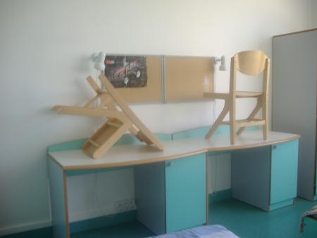 les bureaux et les chaises