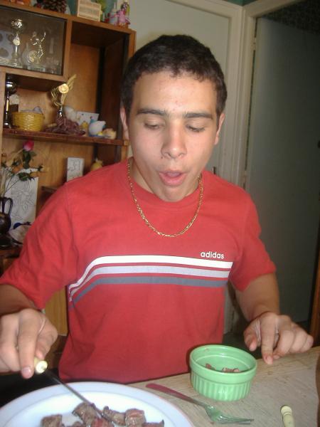 heureux  c'est bon vla  j'en mangerais encore hen mamam