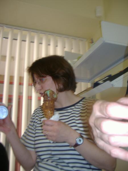 vous appercevez une de ces  coll�gue entreint de regard�e une boisson