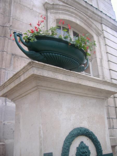 voici une partie d' une fantaine qui d�core la mairie de ma ville 