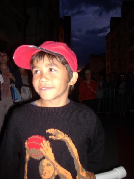 mon fils admiratif devant ces belles nanas 