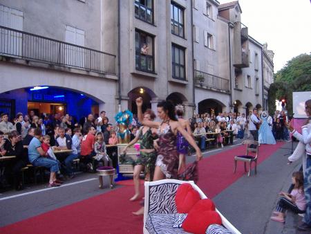 deux autres jeunes filles d�fillent  