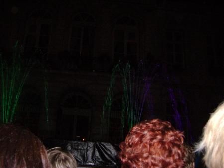 m�me les jets d' eau furent color�s