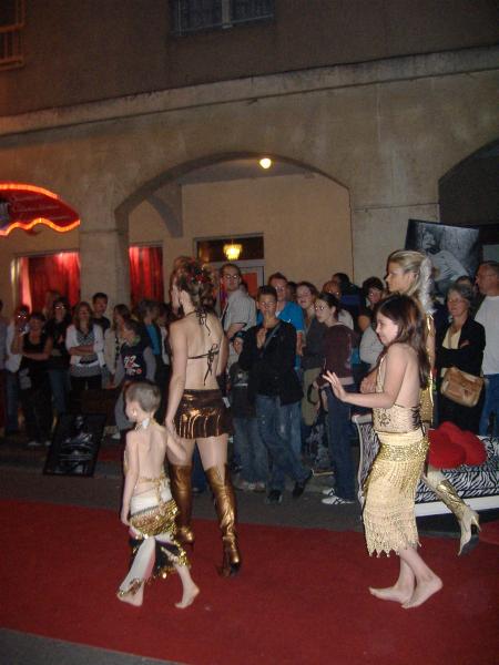 regardez cette petite fille