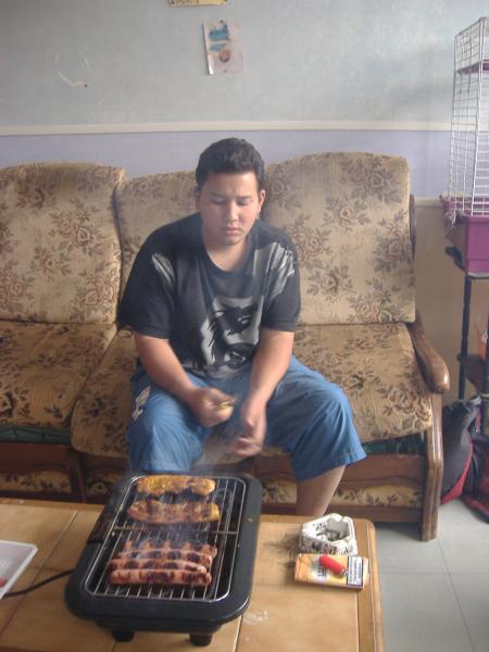 maintenant c' est dim  qui pr�parre le barbek