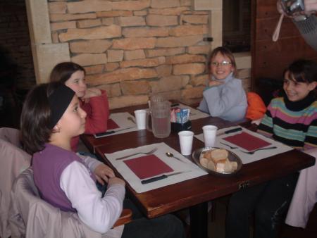 pendant ke certain mangent d'autres attendent leurs toure