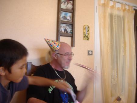 voici mon fils qui observe le jeux 